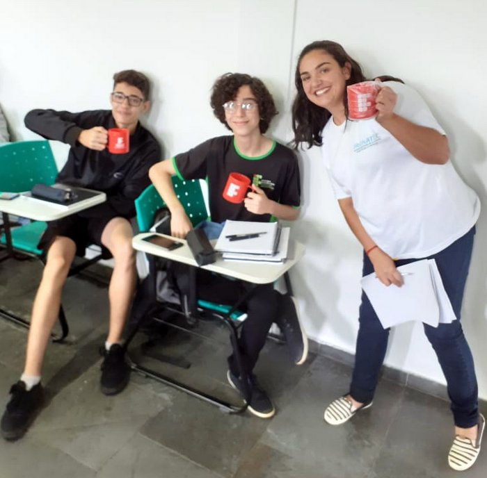 alunos e servidora com canecas